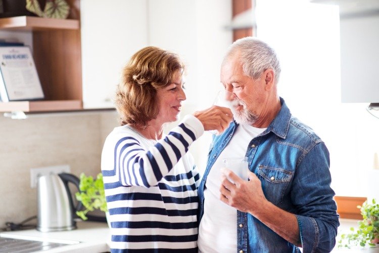 äldre par dricker vatten mot coronavirus hemma