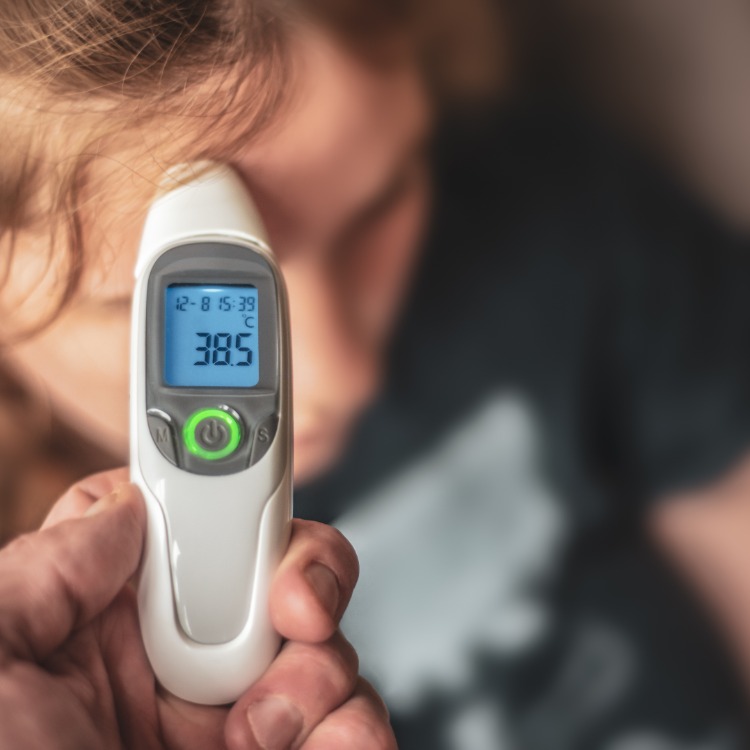 Mät hög feber hos barn med digital termometer