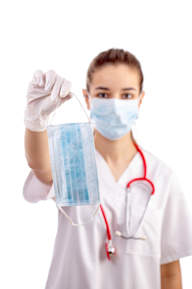 sjuksköterska erbjuder andningsskydd mot covid -virus