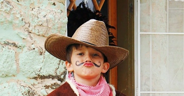 Cowboy-smink ansikte-mustasch-liten-pojke-cowboy-hatt-halm-halsduk-karneval