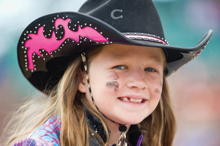 cowboy-smink-cowgirl-face-girl-ash-cowgirl-hatt-läder-svart-rosa-nitar