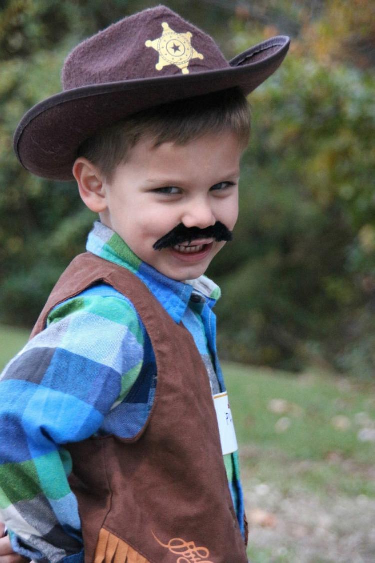 Cowboy smink liten pojke-ansikte-mustasch-cowboy-hatt-läder-hatt-läder-läder-rutig-skjorta
