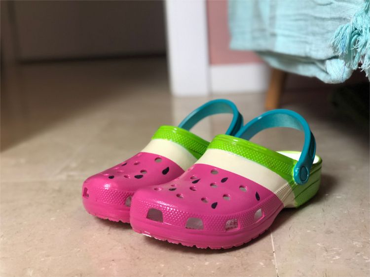 Crocs målar med sprayfärger vattenmelon design