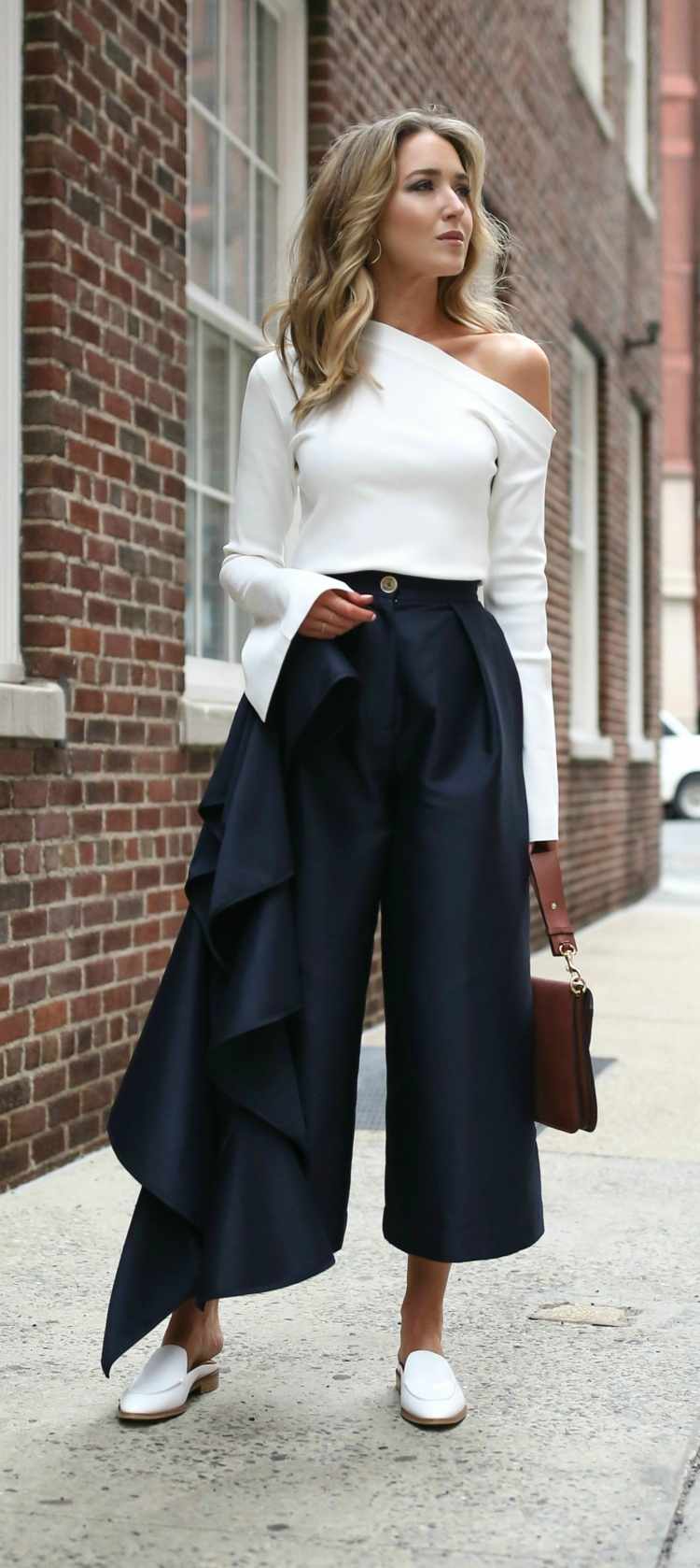 Culottes kombinerar eleganta vita blusar vita skor blont hår balayage modetrender