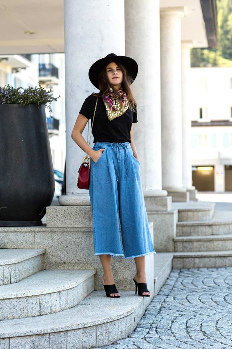 Denim culottes kombinerar t-shirt färgglad halsduk damhatt svarta sandaler modetrender
