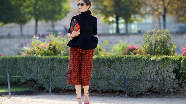 Culottes kombinerar vinterstickad tröja med högklackat läderhandväska modetrender
