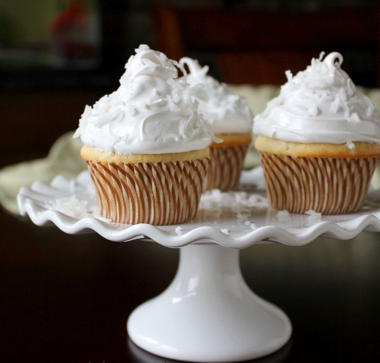 Förbered cupcake-frosting-äggvita-maräng-uttorkad kokos-vanilj-cupcakes