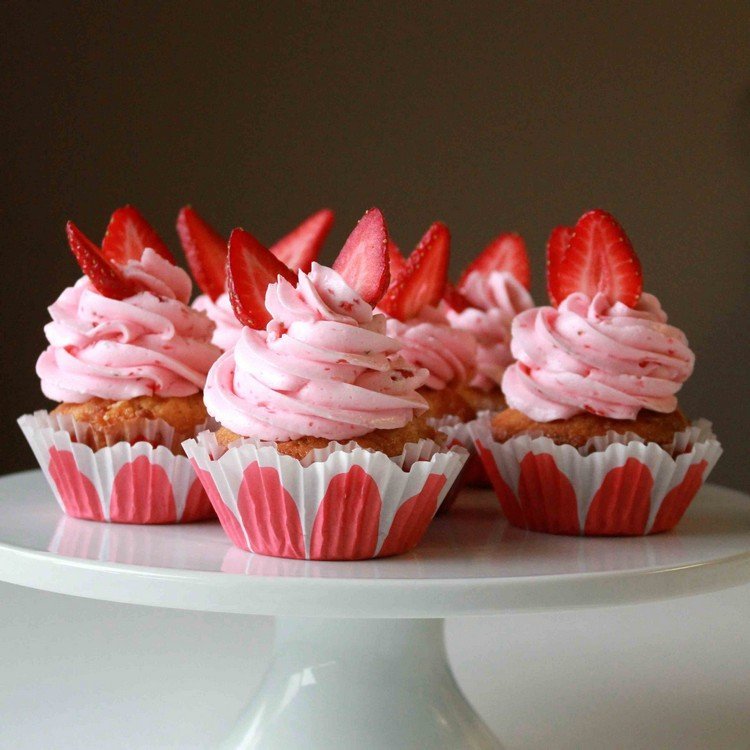 cupcake-frosting-jordgubbe-topping-recept-dekoration-utsökt-dessert-sommar