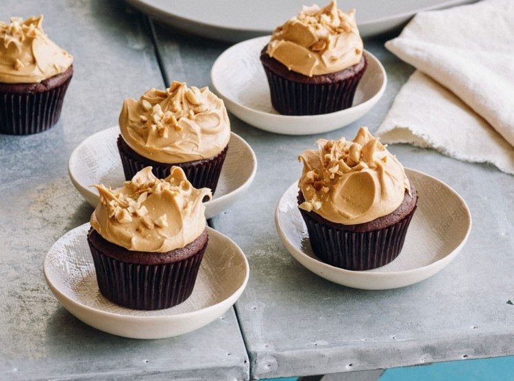 cupcake-frosting-jordnöt-smör-hackade-jordnötter-choklad-cupcakes