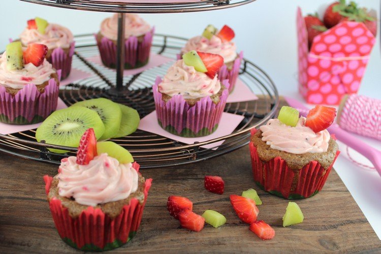 cupcake-frosting-färsk-frukt-dekoration-sommar-jordgubbar-kiwi