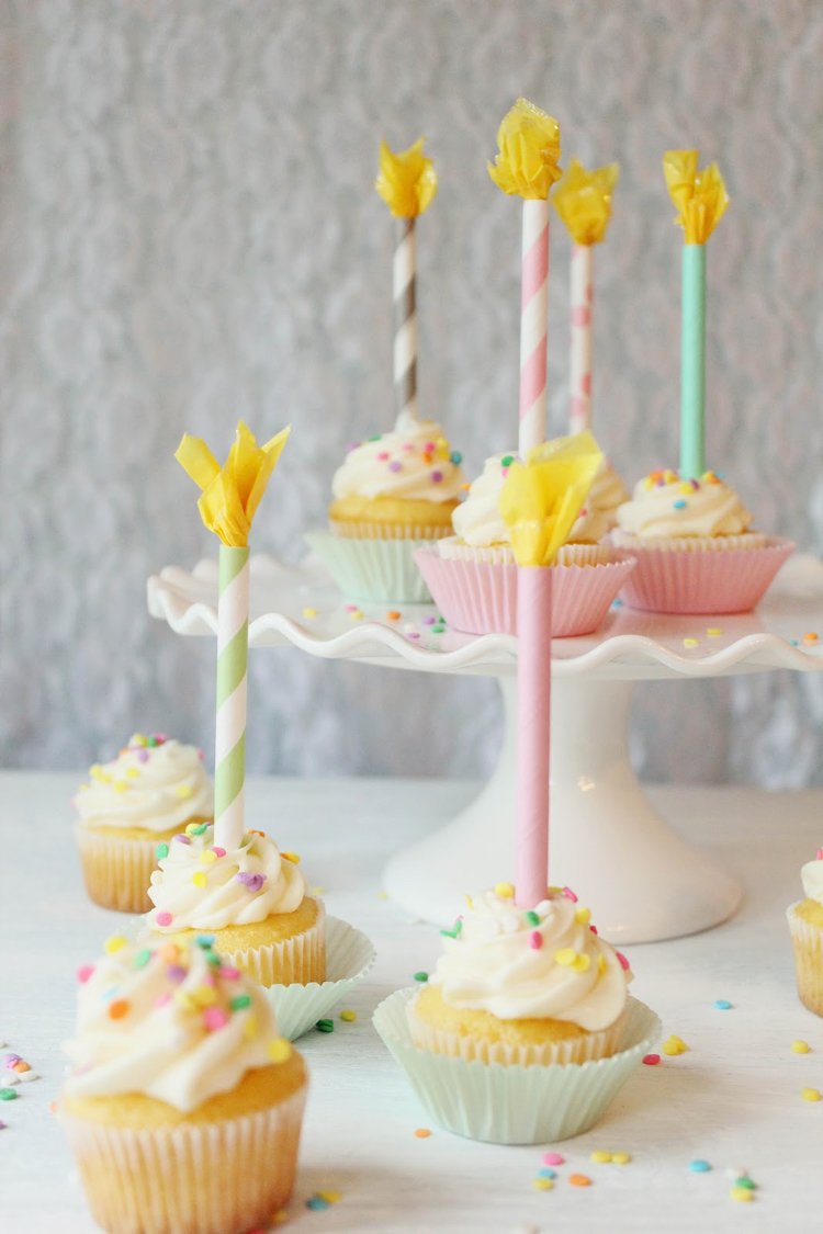 Gör dina egna cupcake -toppers till ett barns födelsedags vaniljmuffins