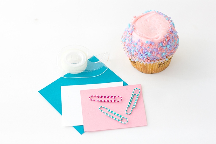 Gör cupcake toppers själv Instruktioner för färgglada gem