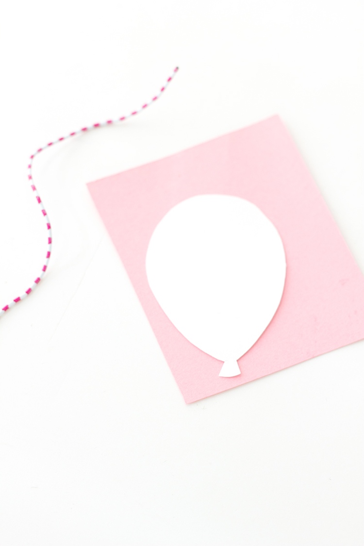 Klipp ut ballongmallen från rosa papper
