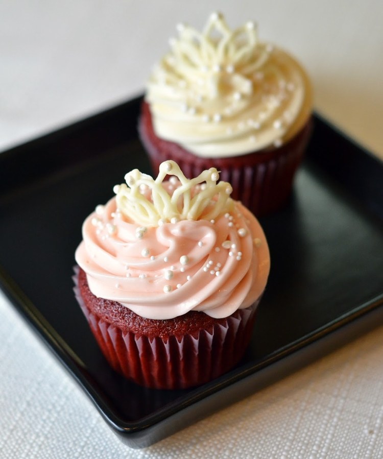 Redvelvet cupcakes och rosa glasyrkrona av vit choklad