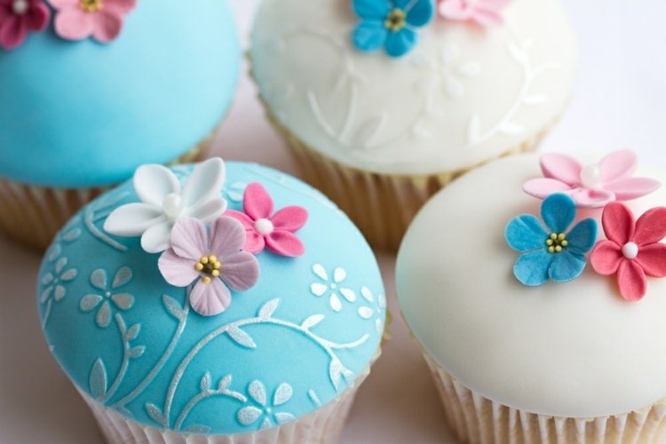 muffins istället för bröllopstårtor marsipan-blommor-blå-mönster-rosa-rosa