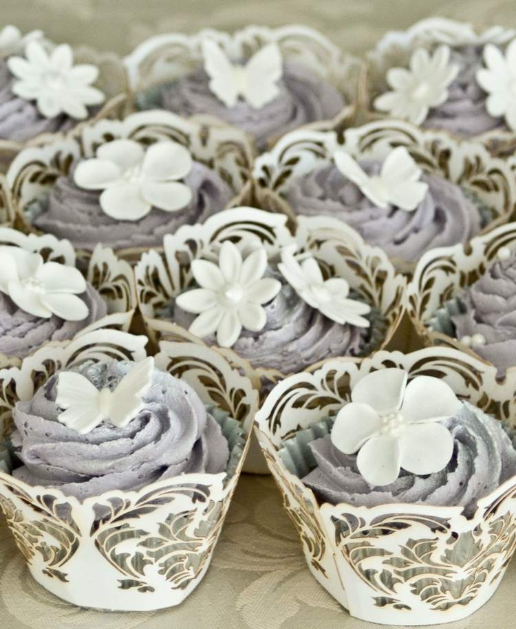 muffins-bröllopstårta-shabby-chic-design-vintage-spets-vita-blommor-grå-grädde-elegant