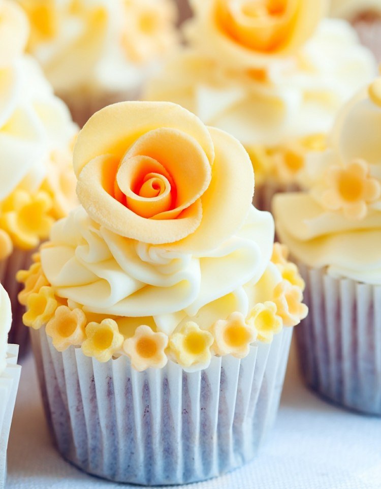 muffins-bröllop-tårta-sommar-bröllop-gul-ros-chic-elegant