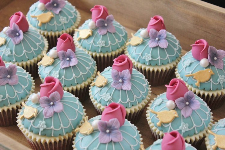 muffins-bröllop-tårta-rosa-rosor-design-idé-nät-dessert-fågel-motiv