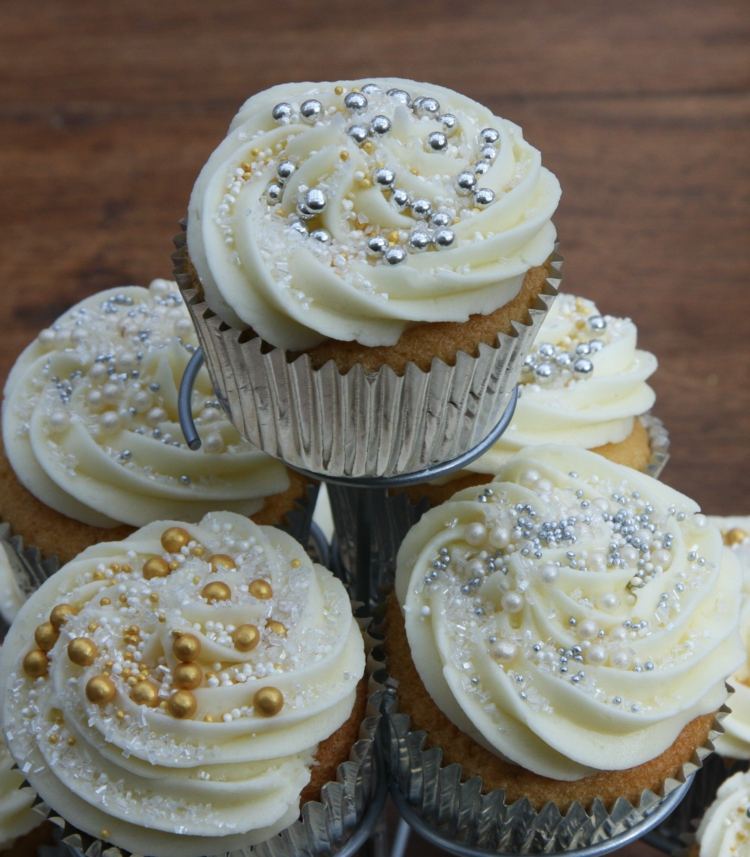 muffins-bröllop-tårta-silver-bröllop-guld-pärla-dekoration