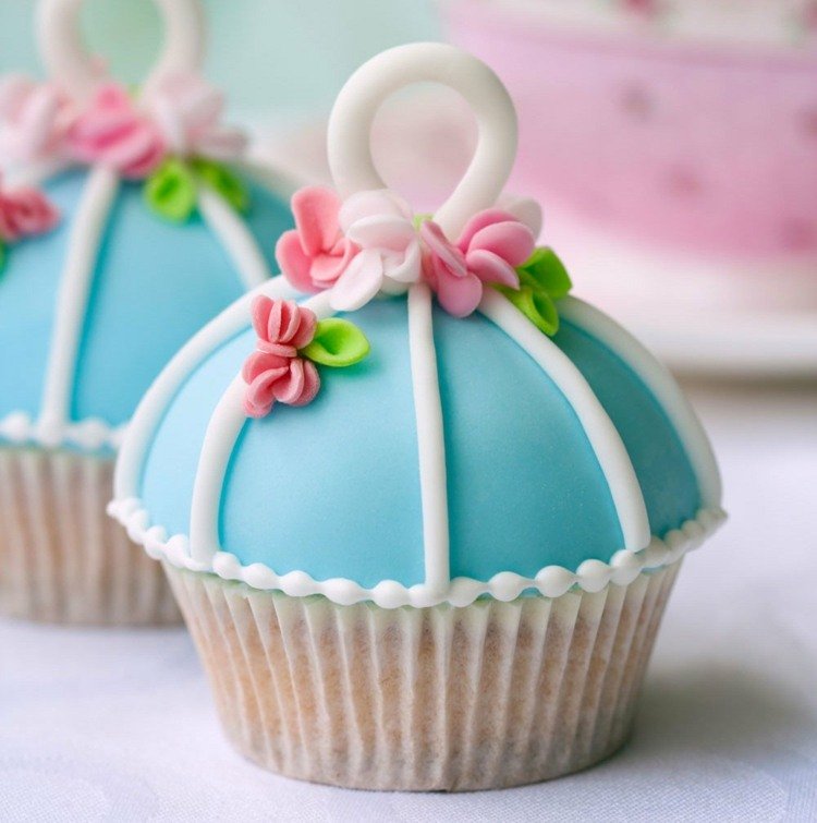 muffins istället för bröllopstårtor romantik-ljusblå-dekoration-dessert-minikaka