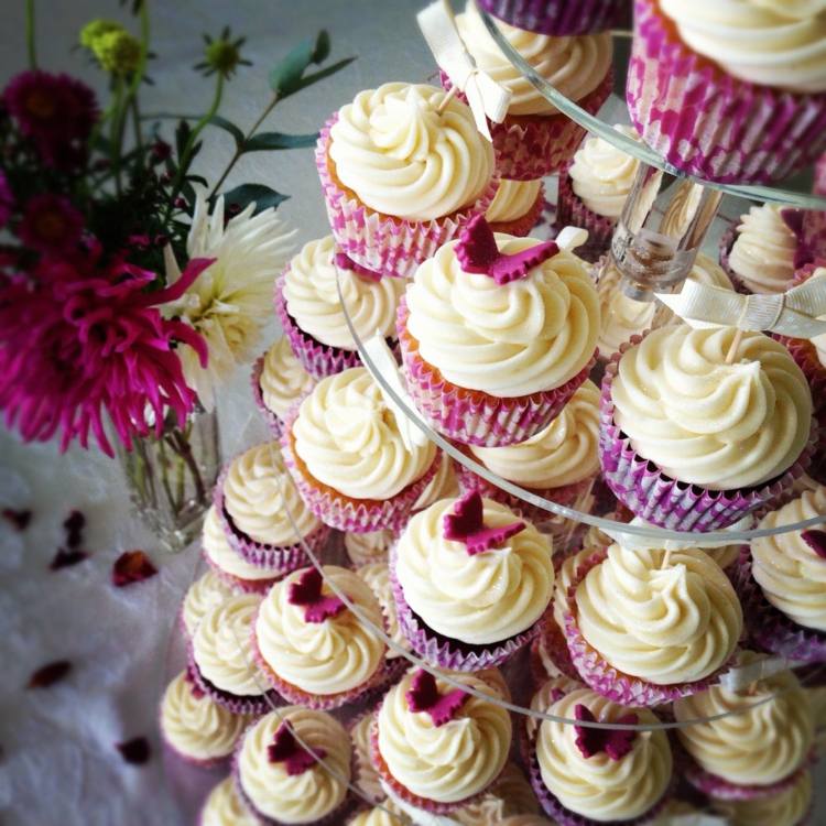 muffins-bröllop-tårta-dessert-stå-mönster-papper-form-fjärilar-tårta-grädde