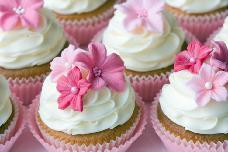 muffins-bröllop-tårta-blommor-rosa-nyanser-vit-grädde-recept-dessert