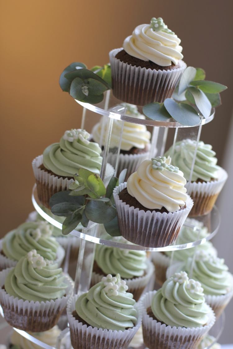 muffins-istället-för-bröllop-tårta-mynta-grädde-dessert-stå-muffins-idé-vackra