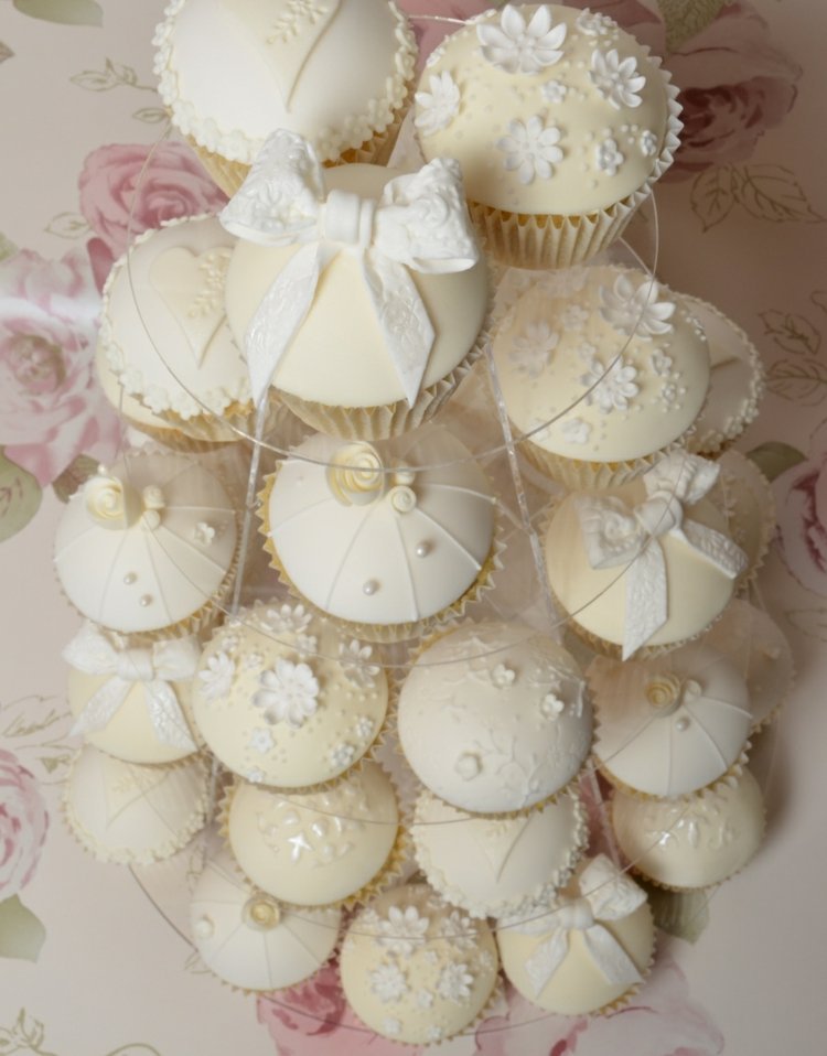 muffins-istället-för-bröllop-kakor-diskret-elfenben-rosetter-blommor-vita