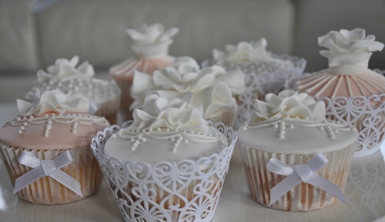 muffins-bröllop-tårta-vintage-förslag-spets-band-papper-form-rosor-vit