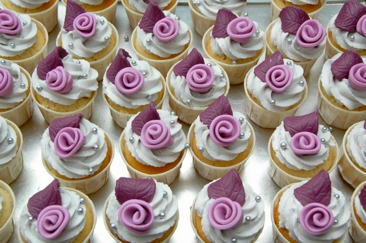 muffins-bröllop-tårta-lila-färg-accent-ros-blad-inspiration