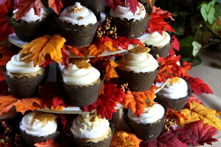 muffins-bröllop-tårta-brunt-papper-form-blad-höst-tema-bröllop
