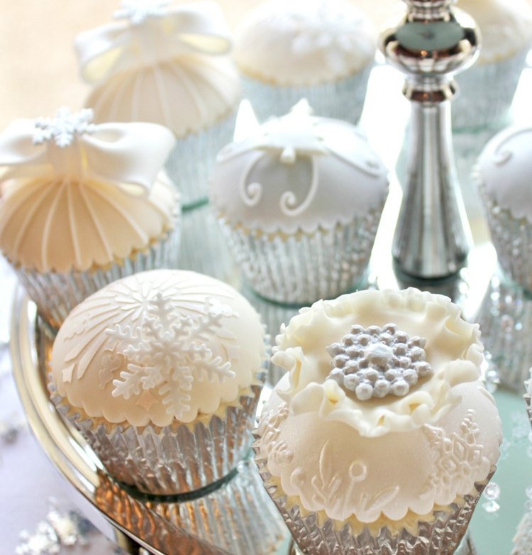 muffins-bröllop-tårta-ädel-vinter-tema-snöflinga-motiv-snö-silver-pappersform
