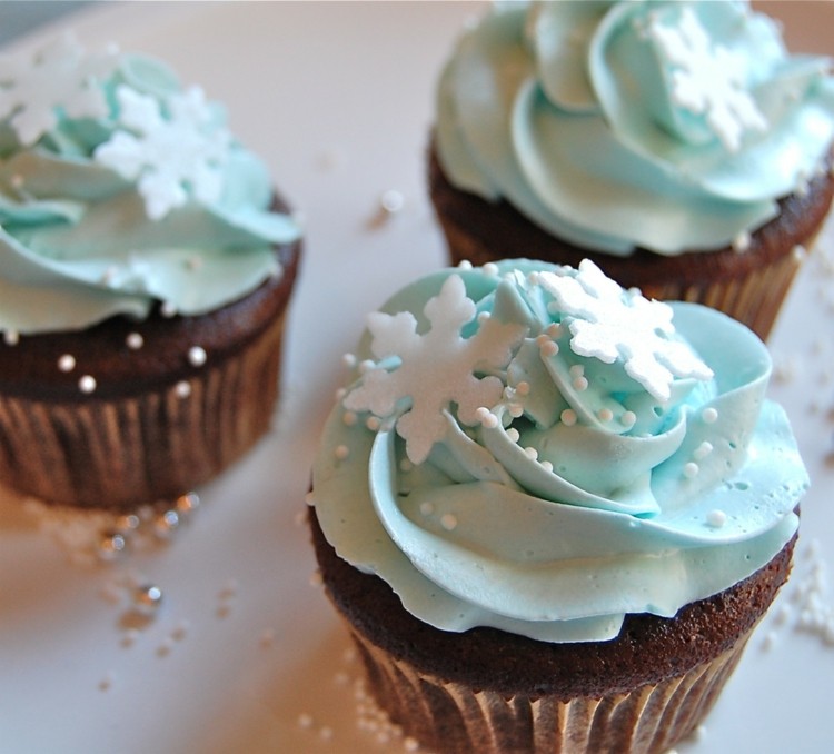 muffins-bröllop-tårta-vinter-bröllop-ljusblå-grädde-snöflingor-vita-pärlor