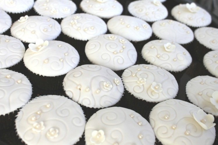muffins-bröllop-tårta-elegant-design-genomarbetade-vita-pärlor