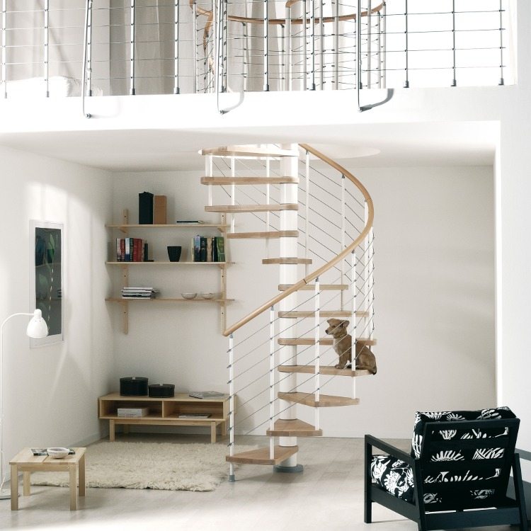 spiraltrappa med svarta järnräcken och trästeg i ett minimalistiskt designat vardagsrum