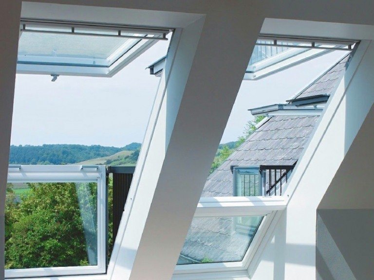 takfönster balkong två delar vit fönsterprofil inredningsidé