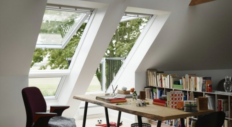 balkong takfönster kontorsskrivbord bokhylla velux modern inredning