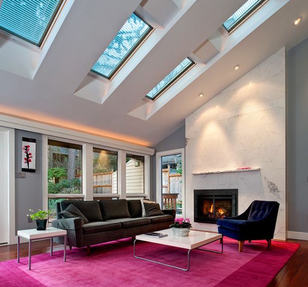 Installera takfönster sluttande taklampor rosa matta