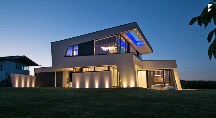 Takformer i modern arkitektur, sluttande tak, enfamiljshus, nattbelysning
