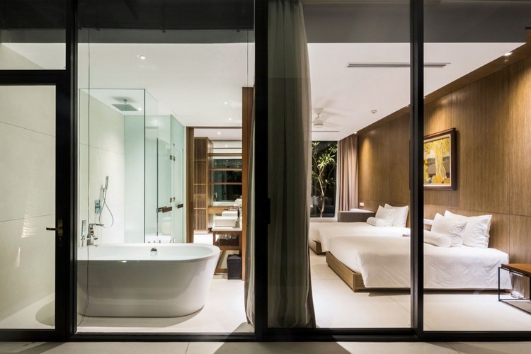 sovrum-badrum-glas dusch-trä väggpaneler