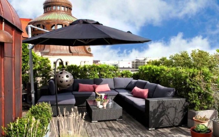 Designa en takterrass-sekretess-skydd-växter-rotting-lounge-möbler-trafikljus parasoll