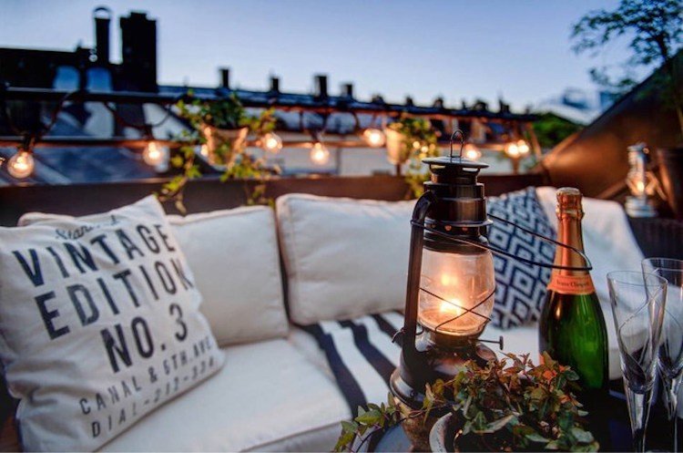 Designa takterrassen-sluttande tak-taket loggia-romantiskt-mousserande vin med mousserande ljus