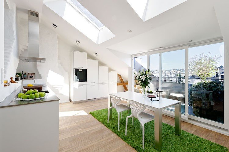 takterrass-design-sluttande tak-modern-vit-kök-terrass-dörrar-matbord