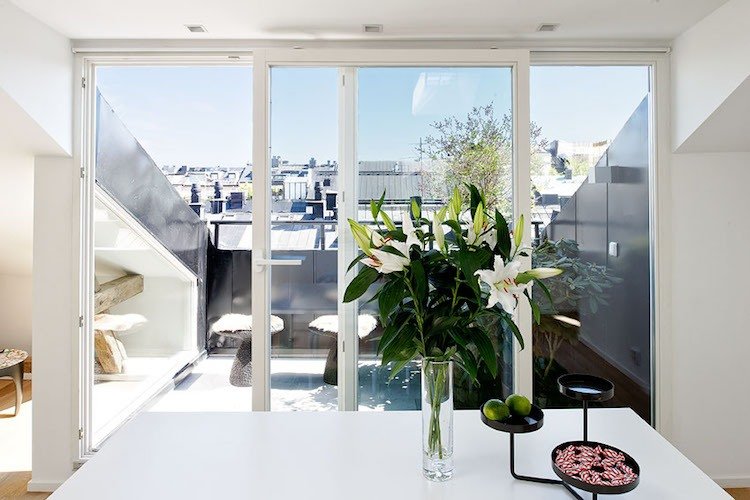 takterrass-design-sluttande tak-modern-vit-terrass-dörrar-glas