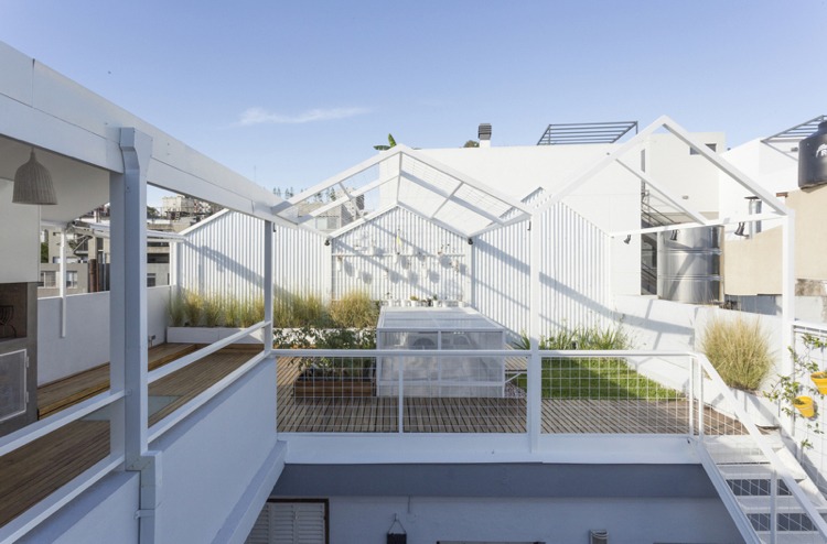 Design takterrassen -hållbar-budget-träplankor-vit-stålkonstruktion