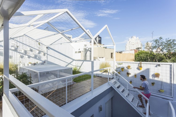 Design takterrassen -hållbar-budget-vit-grön tak-lounge område