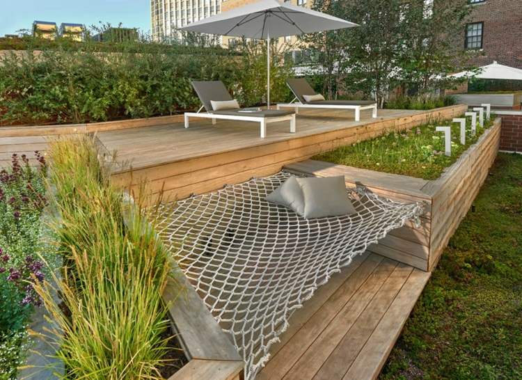 Takterrass-design-handmatta-kuddar-växter-terrasserade-parasoll-solstol