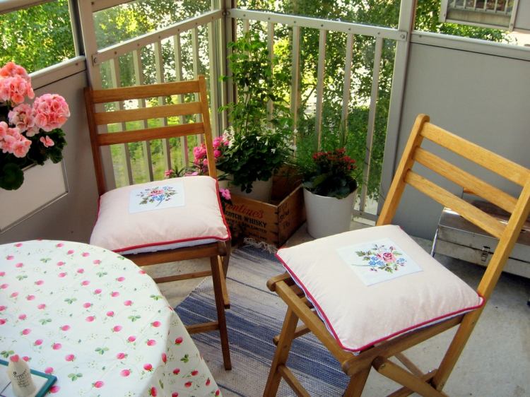 balkong-dekorera-sitt-kuddar-motiv-vår-trä-stolar