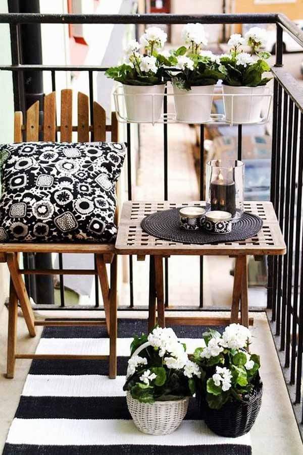 balkong i skandinavisk stil svartvitt kuddmönster