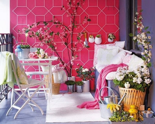 balkong design-vägg-rosa trädgårdstol-vit väderbeständiga hemtextilier